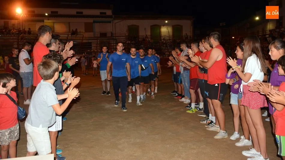 Foto 3 - La pe&ntilde;a El Cos&iacute;o se proclama campe&oacute;n del torneo de f&uacute;tbol-plaza de Lumbrales