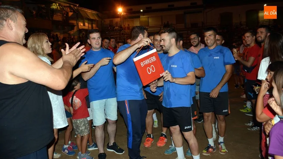 Foto 2 - La pe&ntilde;a El Cos&iacute;o se proclama campe&oacute;n del torneo de f&uacute;tbol-plaza de Lumbrales