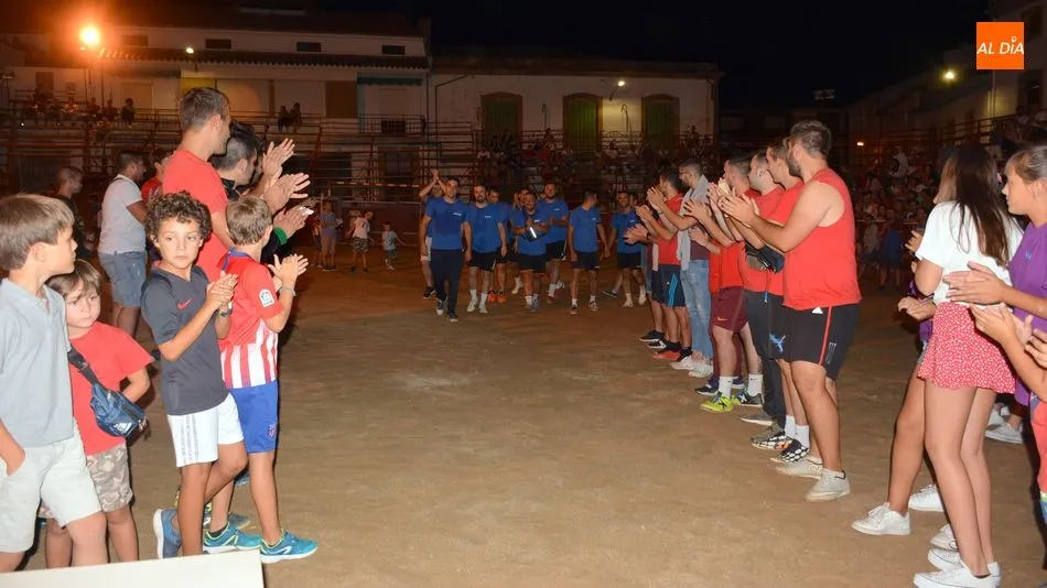 Foto 4 - La pe&ntilde;a El Cos&iacute;o se proclama campe&oacute;n del torneo de f&uacute;tbol-plaza de Lumbrales
