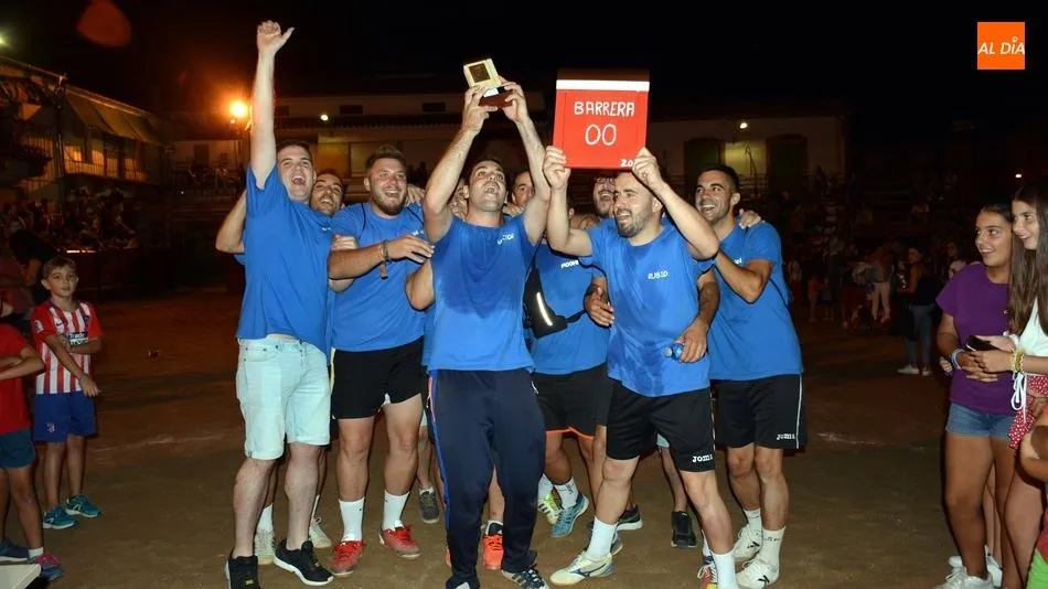 Los chicos del Cosío celebran el trofeo recibido como campeones del torneo / E. Corredera