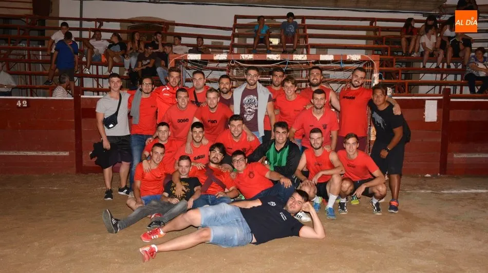 Foto 11 - La pe&ntilde;a El Cos&iacute;o se proclama campe&oacute;n del torneo de f&uacute;tbol-plaza de Lumbrales