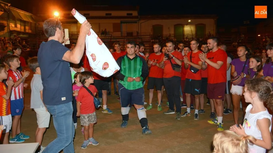 Foto 6 - La pe&ntilde;a El Cos&iacute;o se proclama campe&oacute;n del torneo de f&uacute;tbol-plaza de Lumbrales
