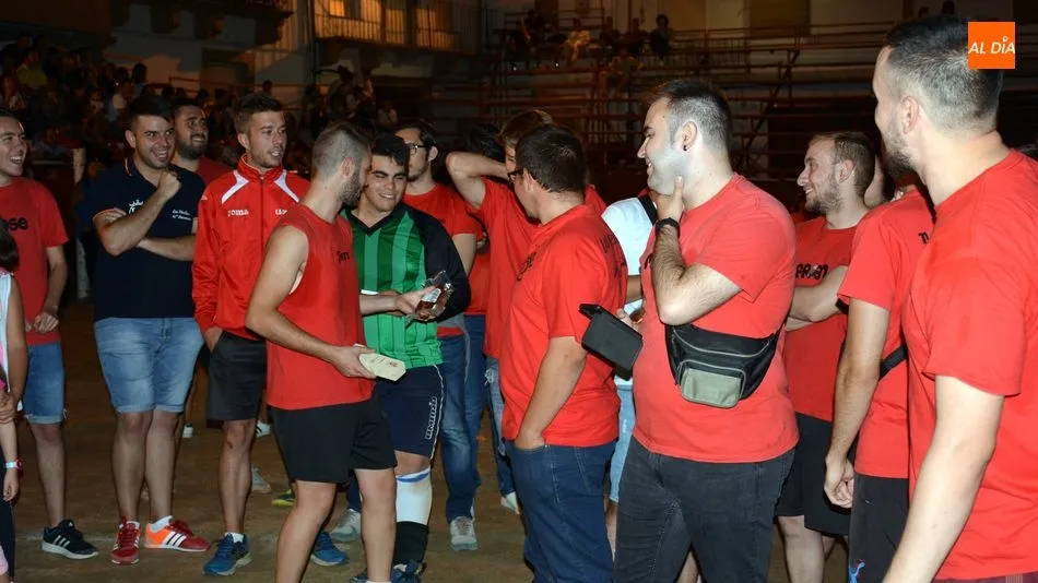 Foto 7 - La pe&ntilde;a El Cos&iacute;o se proclama campe&oacute;n del torneo de f&uacute;tbol-plaza de Lumbrales
