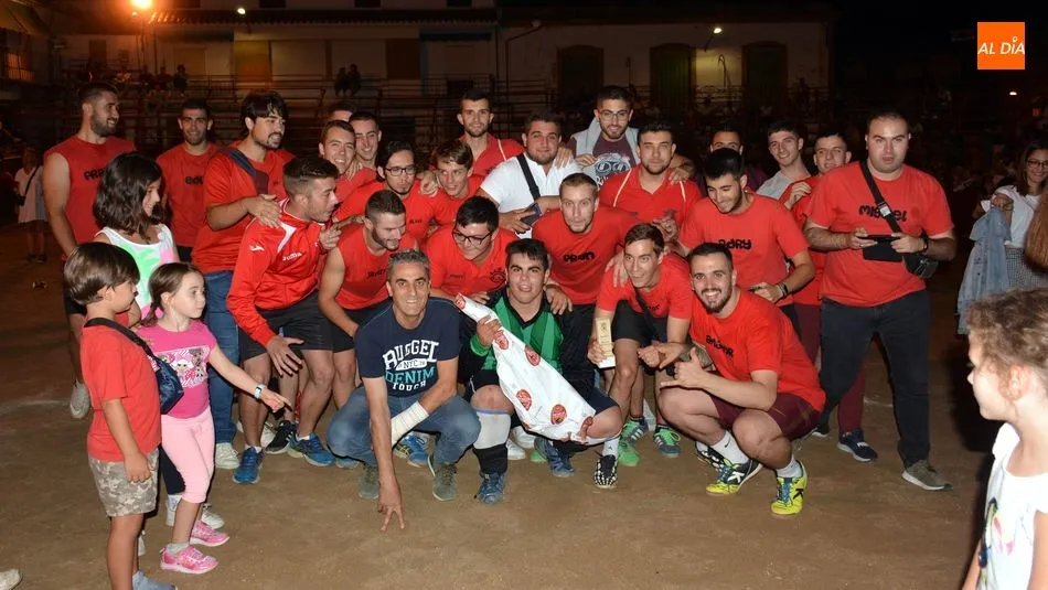 Foto 5 - La pe&ntilde;a El Cos&iacute;o se proclama campe&oacute;n del torneo de f&uacute;tbol-plaza de Lumbrales