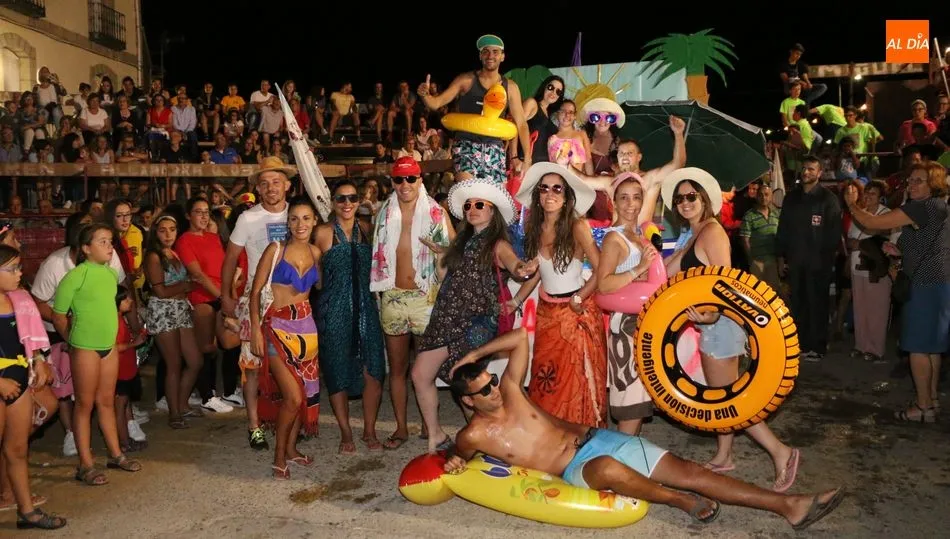 Las peñas se mojaron en el desfile de Vilvestre más que nunca / REP. GRÁFICO: CORRAL