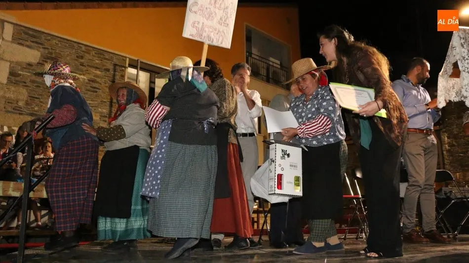 Foto 10 - Las pe&ntilde;as de Vilvestre ponen toda la animaci&oacute;n en el popular desfile de las Fiestas del Toro  