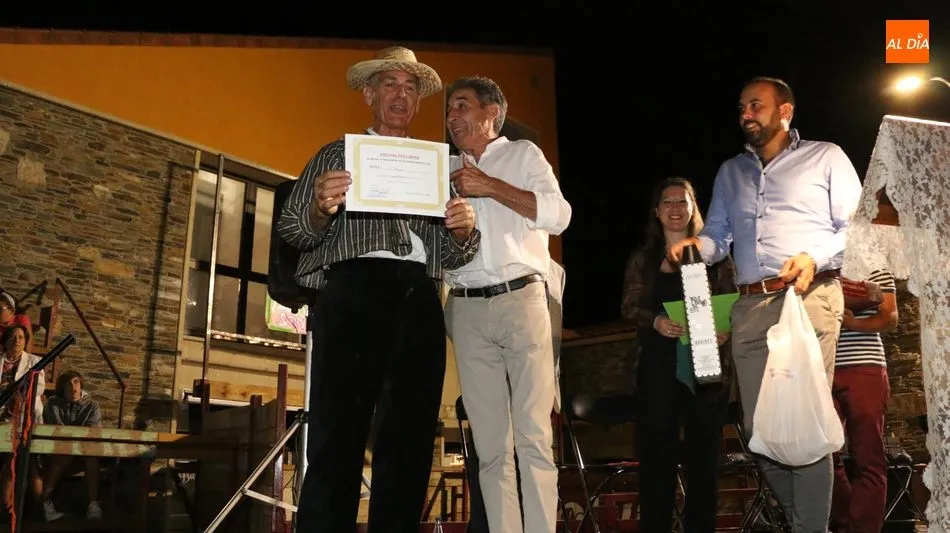 Foto 7 - Las pe&ntilde;as de Vilvestre ponen toda la animaci&oacute;n en el popular desfile de las Fiestas del Toro  