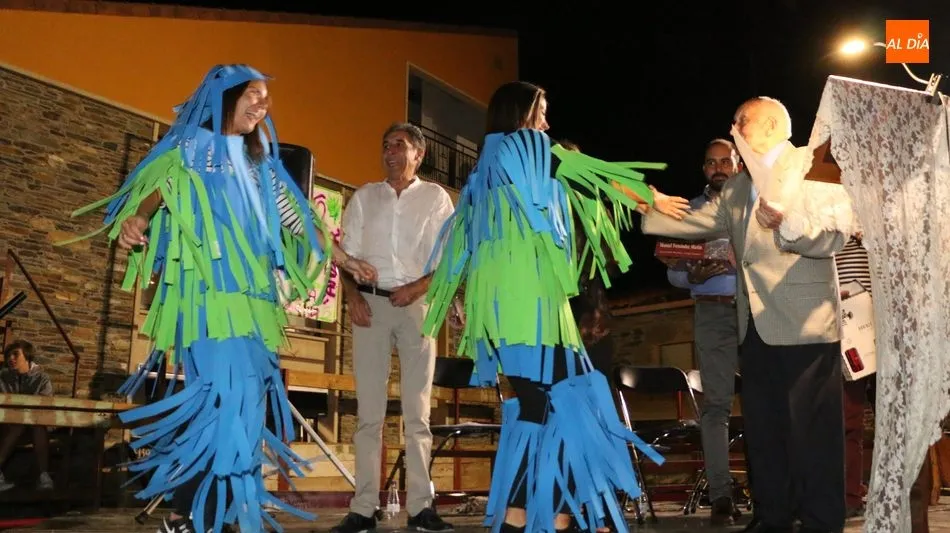 Foto 6 - Las pe&ntilde;as de Vilvestre ponen toda la animaci&oacute;n en el popular desfile de las Fiestas del Toro  