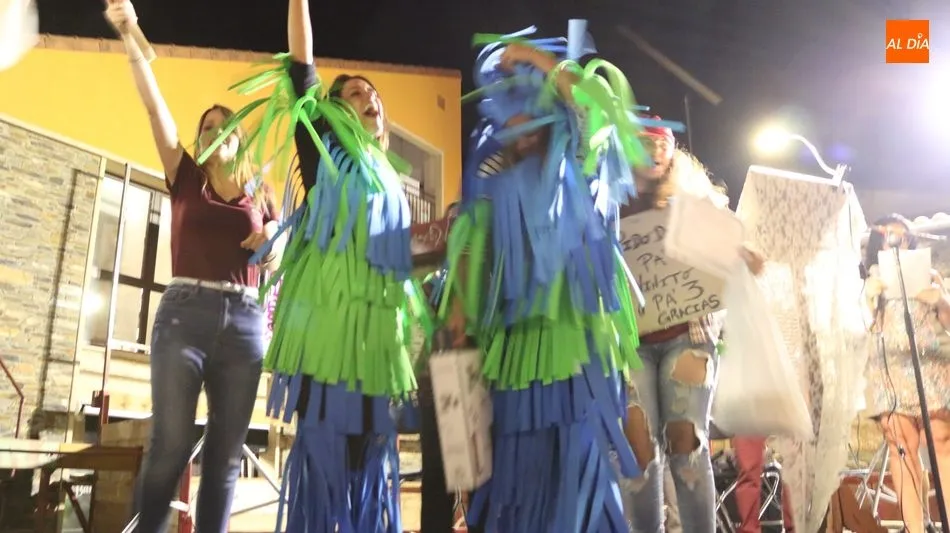 Foto 4 - Las pe&ntilde;as de Vilvestre ponen toda la animaci&oacute;n en el popular desfile de las Fiestas del Toro  