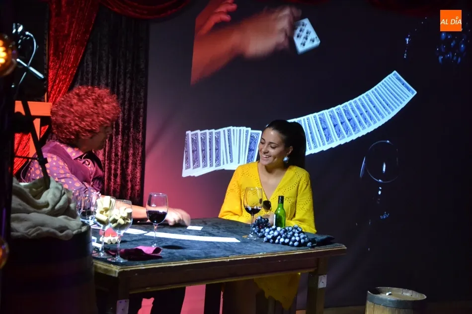 Miguel de Lucas marida de forma brillante vino y magia en el debut como escenario de Feria del...