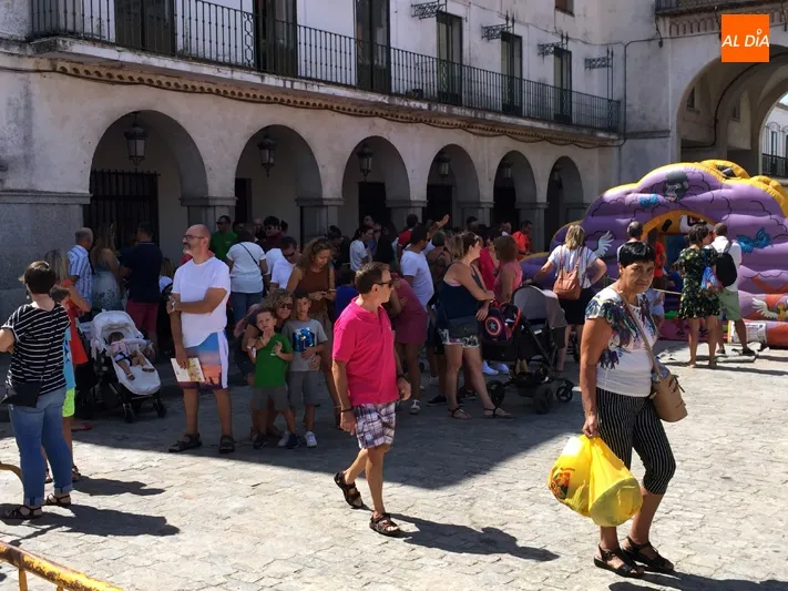 Foto 3 - El esperado &lsquo;Jueves de Ferias&rsquo; llegaba junto a Cruz Roja, el Punto Violeta y la Multiactividad...