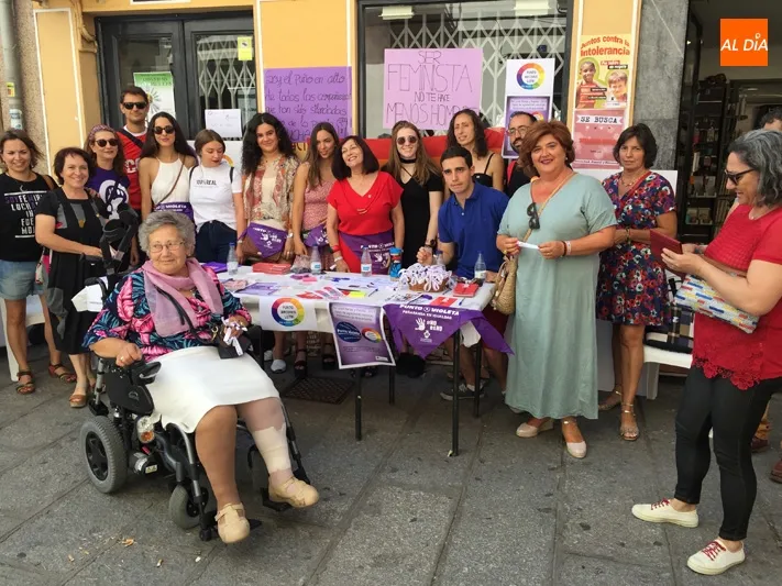 Foto 2 - El esperado &lsquo;Jueves de Ferias&rsquo; llegaba junto a Cruz Roja, el Punto Violeta y la Multiactividad...