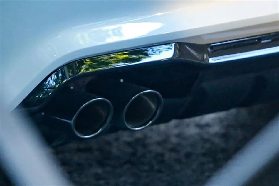 Tubo de escape de un coche. Foto: Europa Press