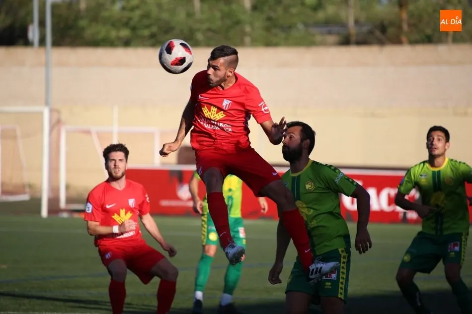 Lerma remata un balón durante el partido de pretemporada ante Unionistas / Archivo