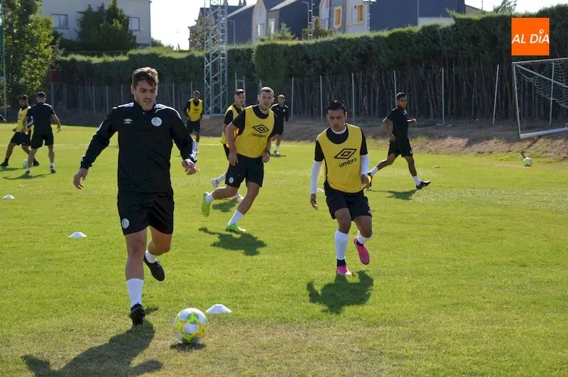 Los jugadores del Salamanca UDS realizan un ejercicio con balón / Pedro Zaballos