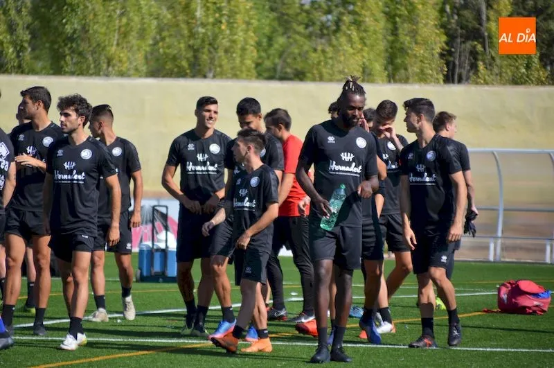 Los jugadores de Unionistas se hidratan y charlan durante el entrenamiento / Pedro Zaballos