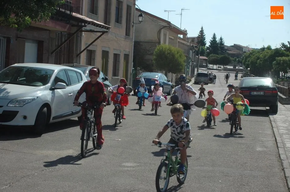 Foto 11 - El desfile de bicicletas anima la ma&ntilde;ana en Vilvestre  