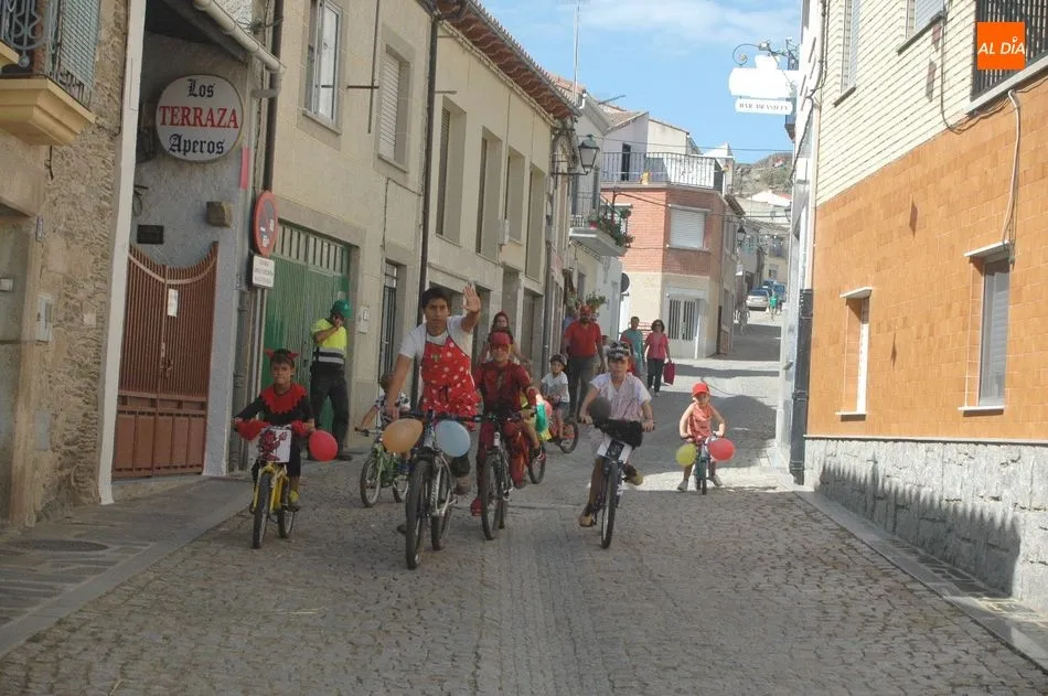 Foto 7 - El desfile de bicicletas anima la ma&ntilde;ana en Vilvestre  