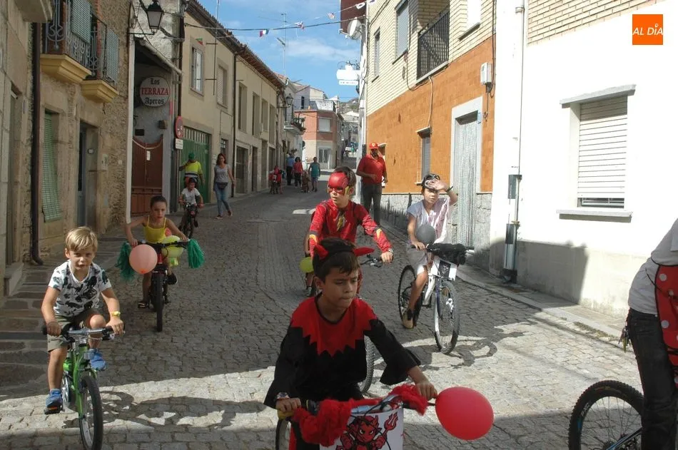 Foto 6 - El desfile de bicicletas anima la ma&ntilde;ana en Vilvestre  