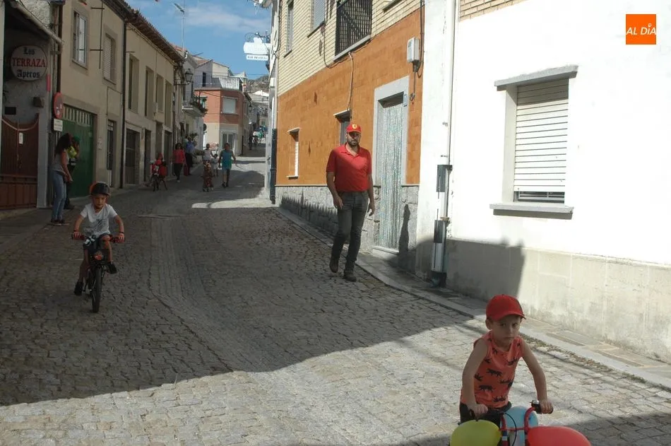 Foto 5 - El desfile de bicicletas anima la ma&ntilde;ana en Vilvestre  