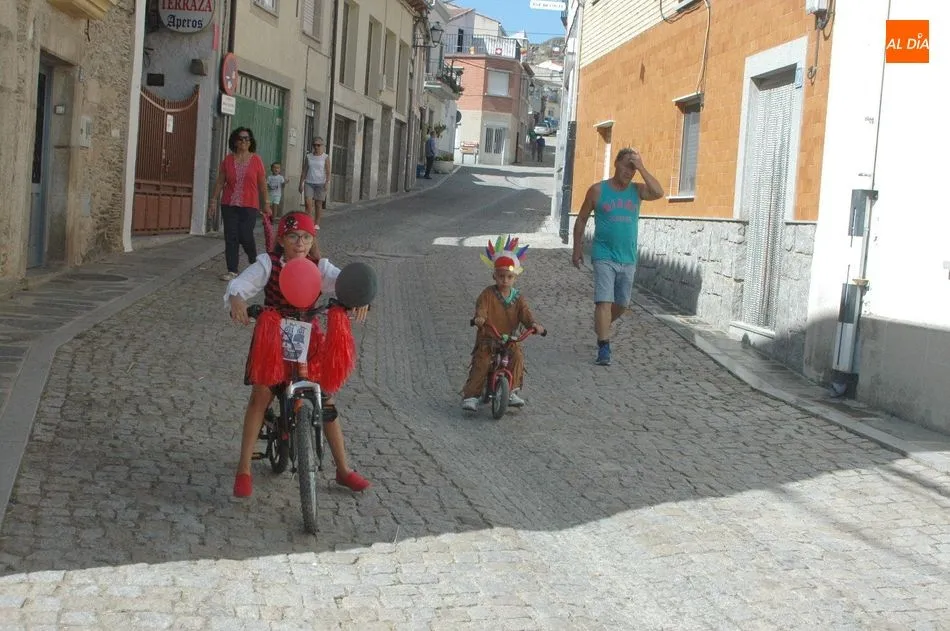 Foto 2 - El desfile de bicicletas anima la ma&ntilde;ana en Vilvestre  