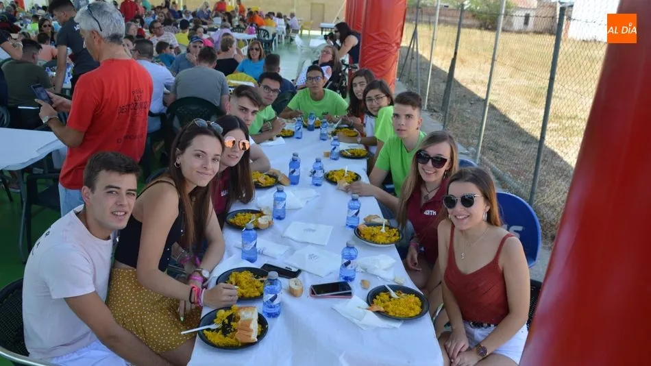 Vecinos de todas las edades se han reunido para degustar la paella popular. Foto: Lydia González