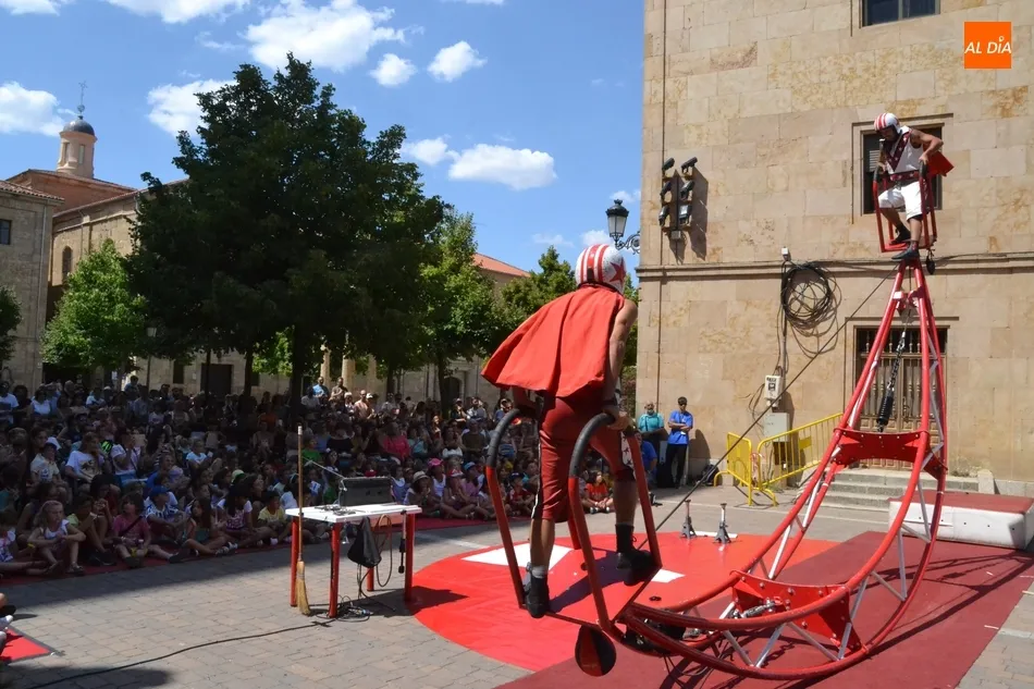 Mortelo&Manzani honran a los temerarios de toda la vida desde su balancín gigante  