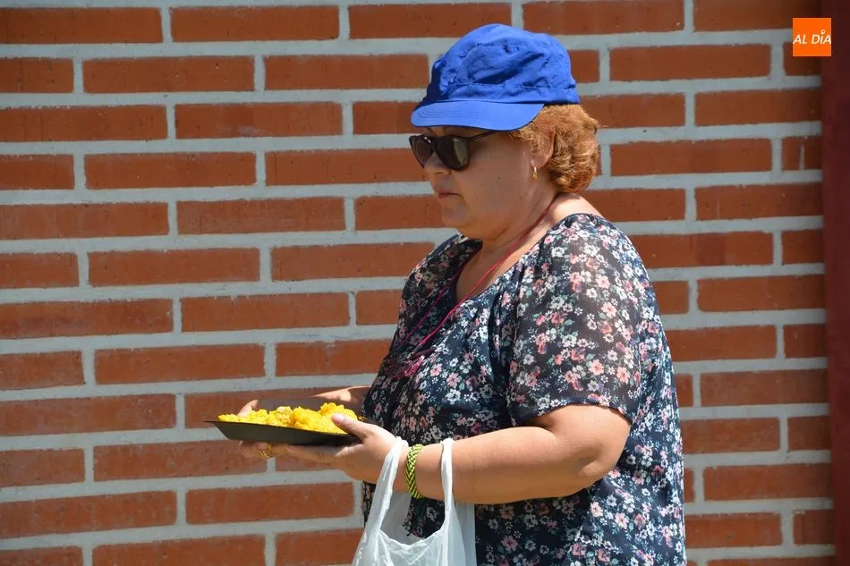 Foto 10 - Los vecinos de Gomecello comparten 1.200 raciones de paella en una animada comida