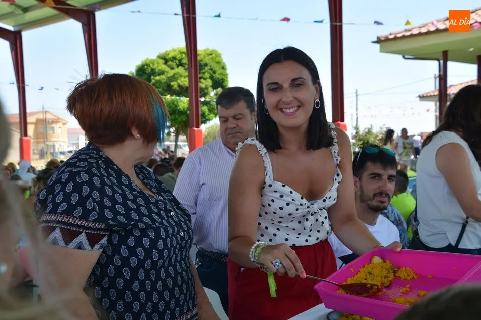 Foto 11 - Los vecinos de Gomecello comparten 1.200 raciones de paella en una animada comida