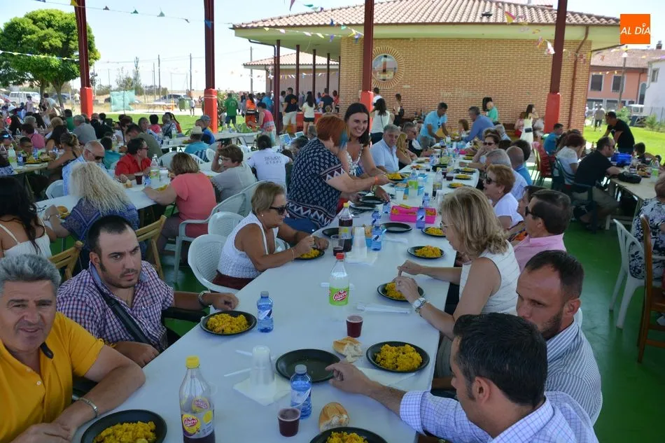 Foto 9 - Los vecinos de Gomecello comparten 1.200 raciones de paella en una animada comida