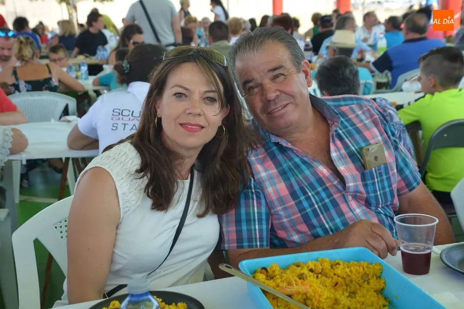Foto 8 - Los vecinos de Gomecello comparten 1.200 raciones de paella en una animada comida