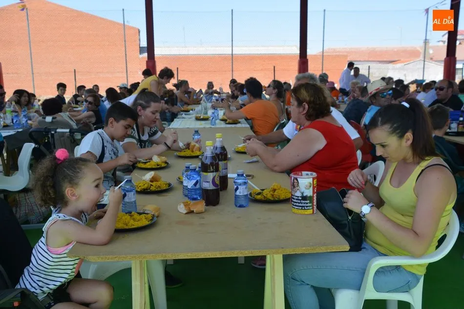 Foto 7 - Los vecinos de Gomecello comparten 1.200 raciones de paella en una animada comida