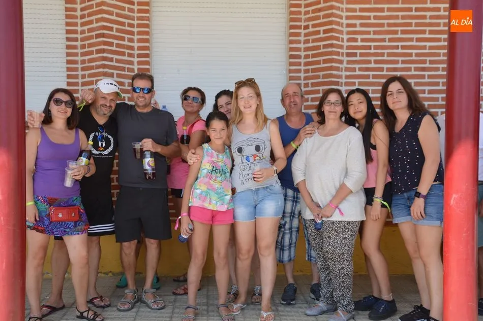 Foto 2 - Los vecinos de Gomecello comparten 1.200 raciones de paella en una animada comida