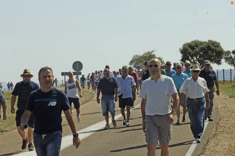 Foto 4 - Fuenteguinaldo abre sus encierros con una carrera r&aacute;pida y limpia  