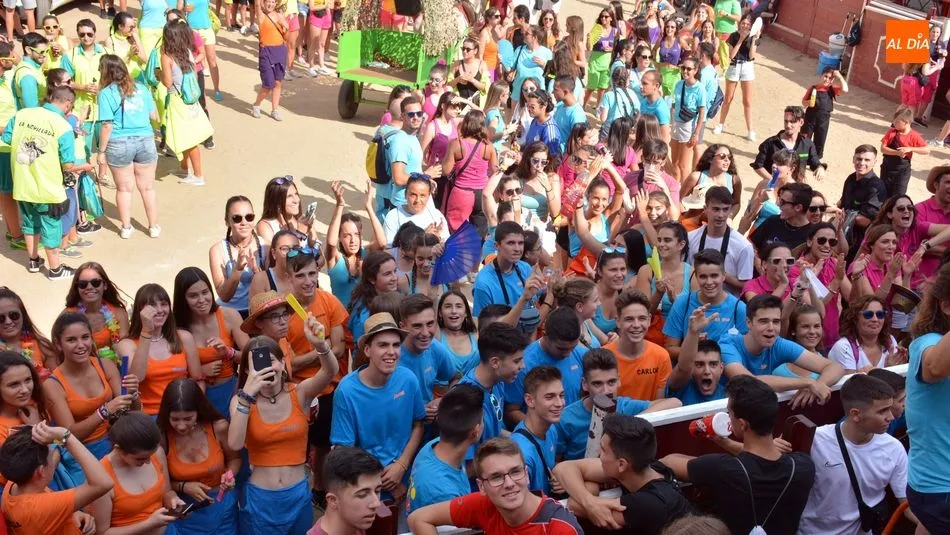 La plaza de Lumbrales se llenó de color con decenas de peñas / REP. GRÁFICO: ESTER CORREDERA