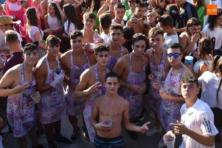 Multitud de jóvenes se acercaron al parking de la Calle Hospital