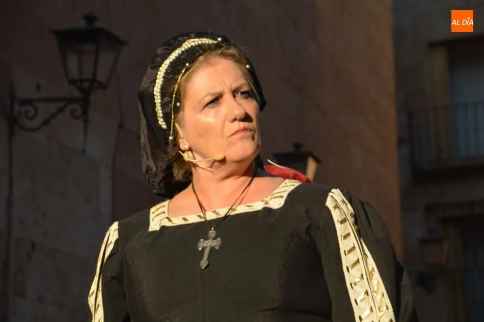 Foto 10 - Divertida lecci&oacute;n de historia de Esfinge Teatro en la plaza de San Benito