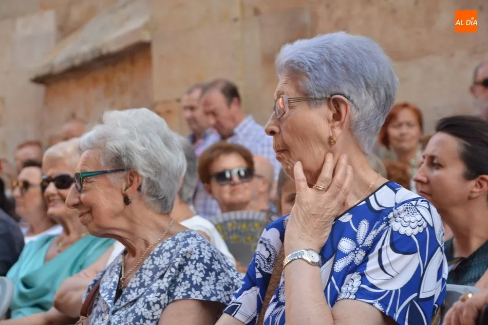 Foto 7 - Divertida lecci&oacute;n de historia de Esfinge Teatro en la plaza de San Benito