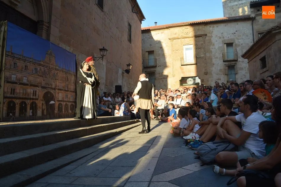 Foto 5 - Divertida lecci&oacute;n de historia de Esfinge Teatro en la plaza de San Benito