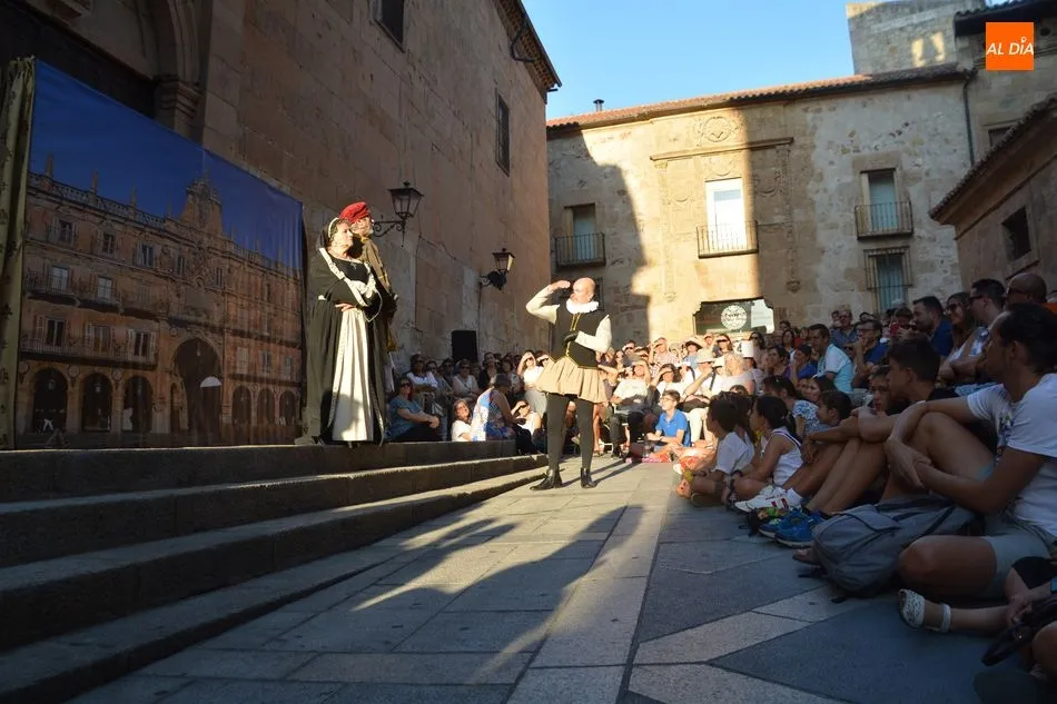 Foto 4 - Divertida lecci&oacute;n de historia de Esfinge Teatro en la plaza de San Benito