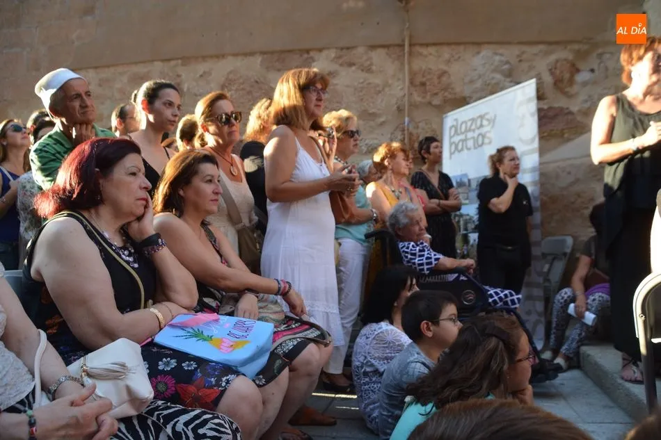 Foto 2 - Divertida lecci&oacute;n de historia de Esfinge Teatro en la plaza de San Benito