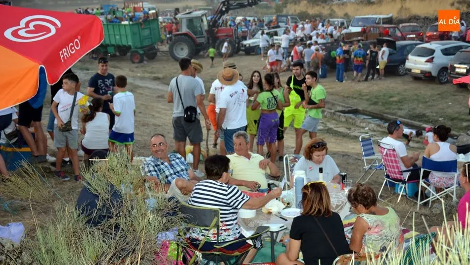 Foto 7 - El chupinazo da la salida a las pe&ntilde;as para la cabalgata al Prao del Toro en Lumbrales