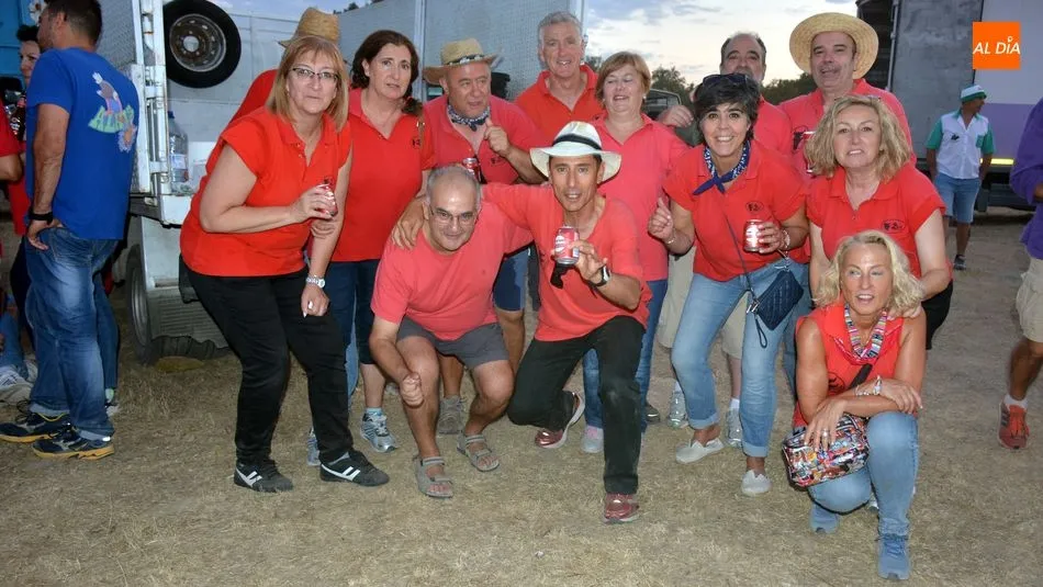 Foto 4 - El chupinazo da la salida a las pe&ntilde;as para la cabalgata al Prao del Toro en Lumbrales