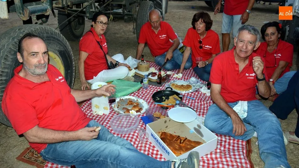 Foto 6 - El chupinazo da la salida a las pe&ntilde;as para la cabalgata al Prao del Toro en Lumbrales