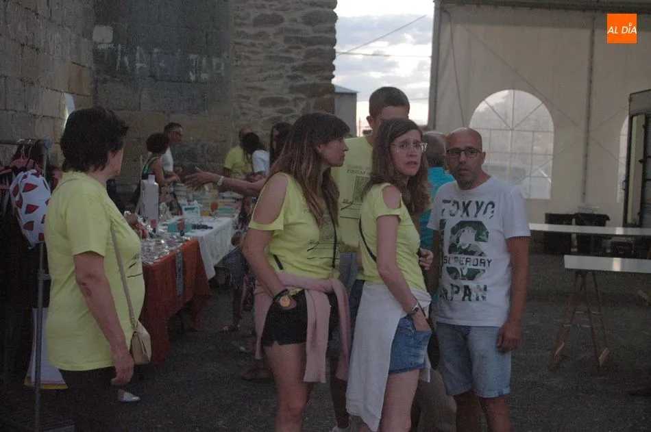 Foto 10 - Los vecinos de Ahigal de Villarino abren el fin de semana festivo degustando una exquisita...