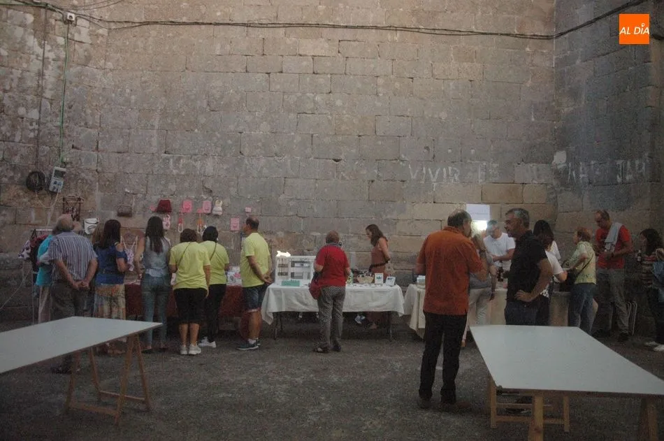 Foto 7 - Los vecinos de Ahigal de Villarino abren el fin de semana festivo degustando una exquisita...