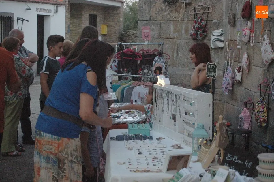 Foto 6 - Los vecinos de Ahigal de Villarino abren el fin de semana festivo degustando una exquisita...