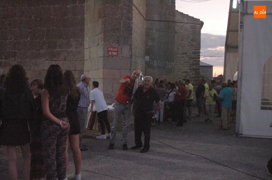 Foto 4 - Los vecinos de Ahigal de Villarino abren el fin de semana festivo degustando una exquisita...