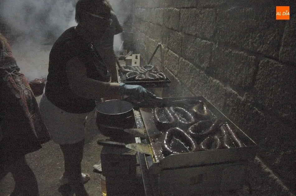 Foto 2 - Los vecinos de Ahigal de Villarino abren el fin de semana festivo degustando una exquisita...