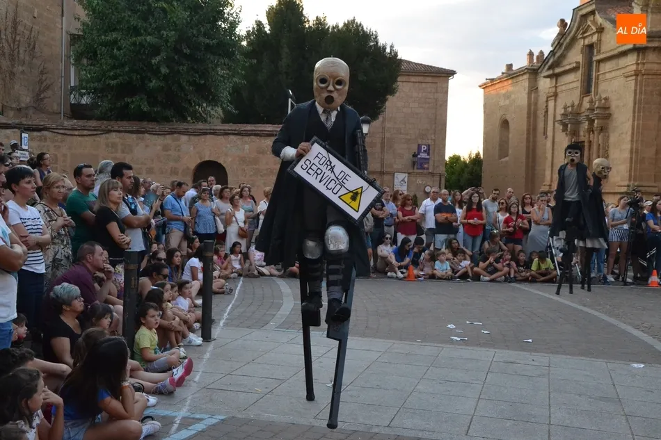 Foto 11 - Los seres fant&aacute;sticos de PIA remueven conciencias en torno a la sociedad de consumo  
